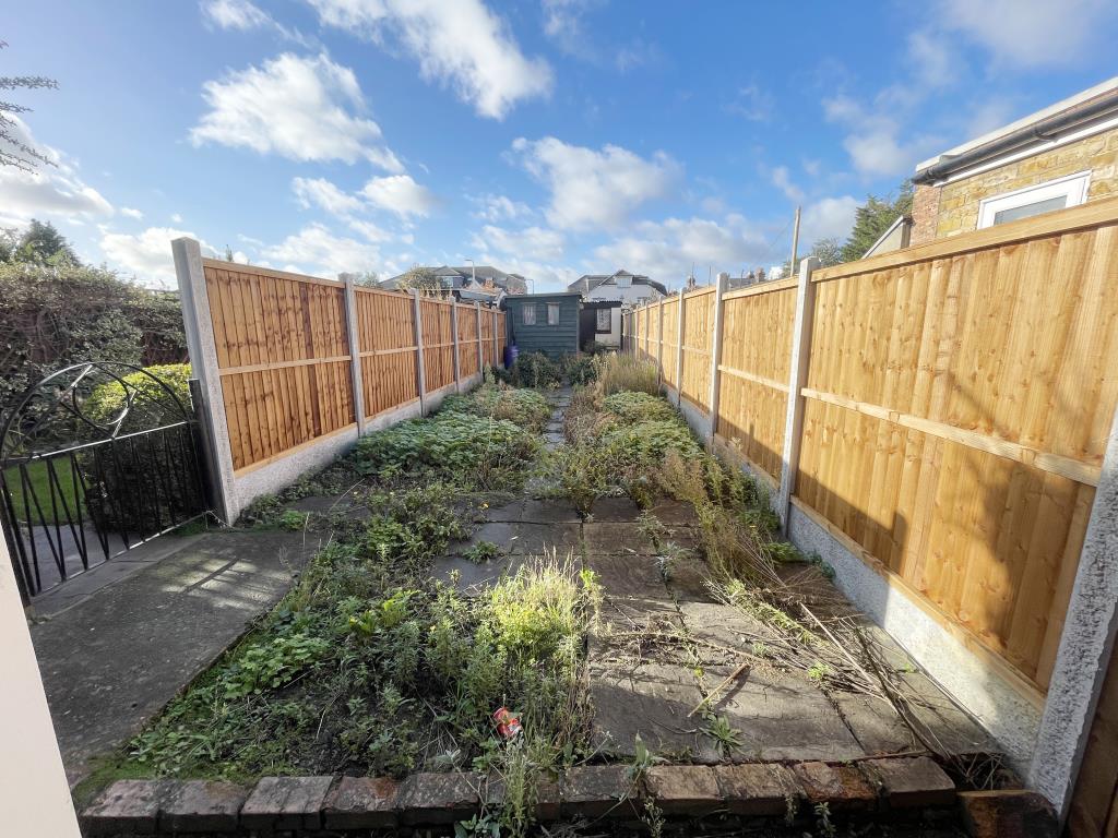 Lot: 73 - TERRACED PERIOD HOUSE FOR IMPROVEMENT - Outside image of garden looking back from house